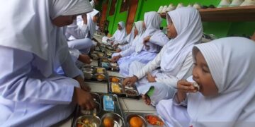 MAKAN SIANG GRATIS, SEMANGAT KOMUNITAS DAN RACUN PSN