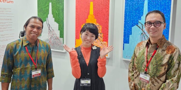 Teks foto : Kak Toto berfoto sewaktu ikut pameran ArtKyoto 2023, Tonan Sumi -Yagura- Nijo-Jo Castle Kyoto Jepang.(Foto : Ist/Kir/Lasman)
