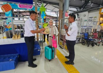 KAI Daop 3 Cirebon Bagikan 1500 Paket Takjil kepada Penumpang