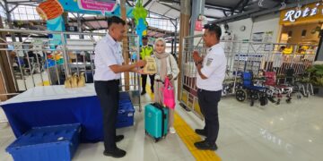 KAI Daop 3 Cirebon Bagikan 1500 Paket Takjil kepada Penumpang