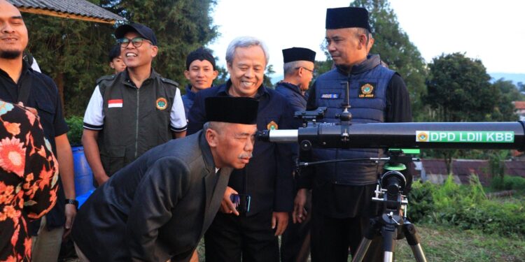 Wakil Bupati KBB sedang mencoba alat teropong milik LDII KBB (Foto: Ramlan/PortalNusa.id)