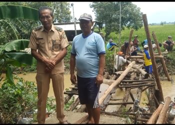Kuwu Desa Gabuswetan Berikan Bantuan Bangun Jembatan di Blok Kesambi