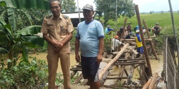 Kuwu Desa Gabuswetan Berikan Bantuan Bangun Jembatan di Blok Kesambi