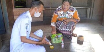 Petugas Pustu Sigap Tangani Anak Terluka di Sindang Palay Meski Jalan Rusak