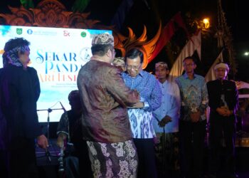 Peduli Pelestarian Budaya, Herman Khaeron Dapat Penghargaan dari Sanggar Seni Sekar