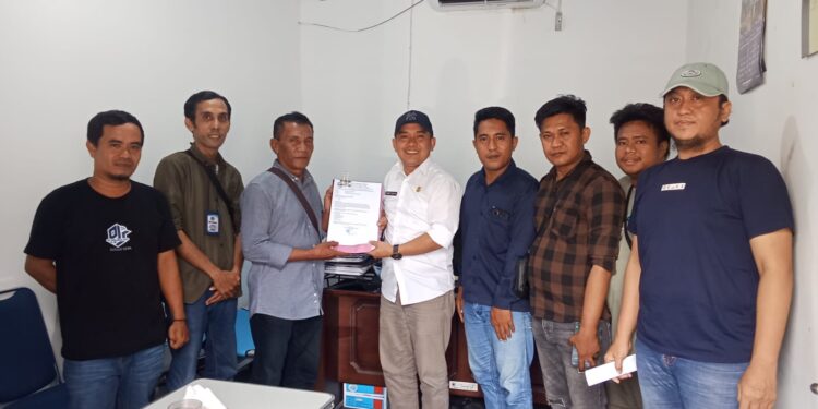 Pengurus DPD PJS Sulteng saat menyerahkan dokumen organisasi ke Kesbangpol Sulteng, Rabu (21/02/2025)