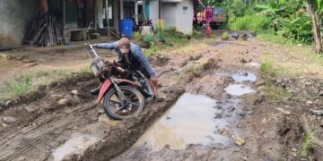 Warga Cikarang Minta Perbaikan Jalan Kabupaten Tagoglalay-Mekarjaya yang Rusak Parah