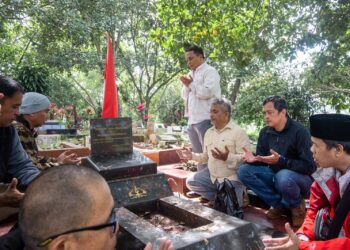 Ziarah Aktivis 98 ke Makam Almarhum Hafidin Royan, Pahlawan Reformasi