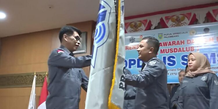 Ketum DPP PJS Mahmud Marhaba menyerahkan Pataka kepada Ketua DPD PJS Sumsel saat pelantikan di Palembang, Senin (16/06/2025).
