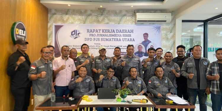 Ketum DPP PJS Mahmud Marhaba saat berfoto bersama pengurus DPD dan DPC PJS se Sumut dalam agenda Rakerda di Kota Medan, Sabtu (28/06/2025).