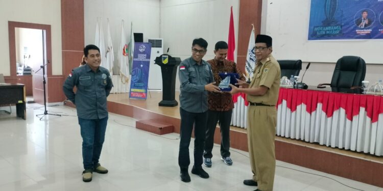 Ketum DPP PJS menyerahkan cendra mata kepada Assisten I Pemprov Sulteng Fahrudin, Selasa (15/07/2025) di Palu Sulteng.