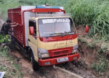 Mobil Terperosok di Jalan Rusak, Warga Cikarang Minta Bupati Sukabumi Segera Perbaiki Akses Utama