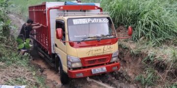 Mobil Terperosok di Jalan Rusak, Warga Cikarang Minta Bupati Sukabumi Segera Perbaiki Akses Utama