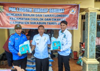 Sinergi Relawan Zainul Munasichin dan Wartawan Sukabumi Bantu Korban Banjir Bandang Cisolok