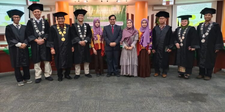 Ketua Dewan Pakar DPP PJS saat berfoto bersama promotor usai mengikuti gelar ujian program Doktor, Rabu (26/11/2025) di UMJ Jakarta.