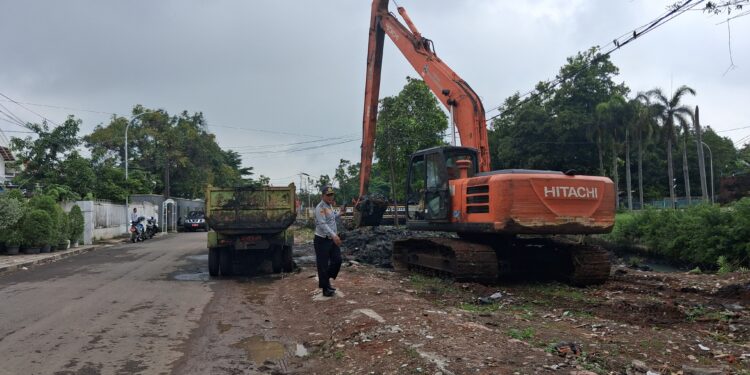 Sudah dua hari pengerukan Sungai Sukalila. Untuk mempercepat pengerukan dibutuhkan 6 truk pengangkut. Saat ini tersedia 3 truk pengangkut