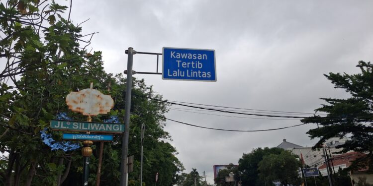 Jalan Siliwangi menjadi salah satu jalan yang akan menjadi pilot project penataan kabel optik yang akan menggunakan sistem ducting atau ditanam di bawah tanah.
