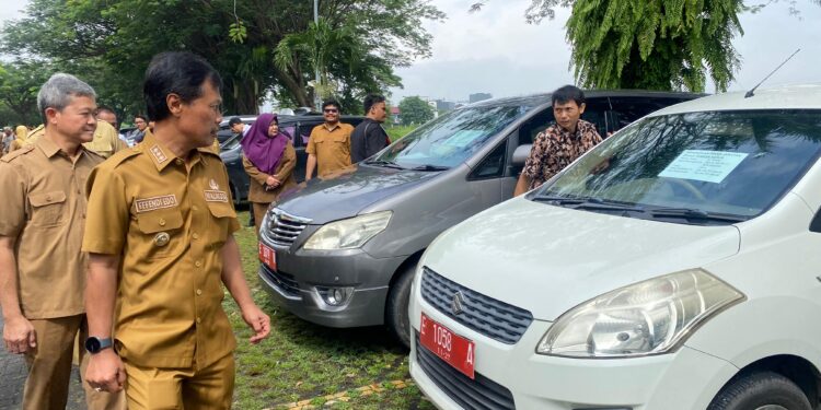 Wali Kota Cirebon Effendi Edo saat melakukan pemeriksaan kendaraan dinas untuk memastikan masih layak digunakan atau tidak. Foto Portalnusa.id
