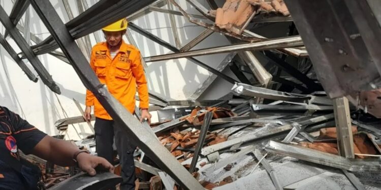 Petugas BPBD Kota Cirebon saat melakukan pengecekan langsung terhadap atap bangunan gedung Disnaker yang ambruk pada Sabtu sore kemarin
