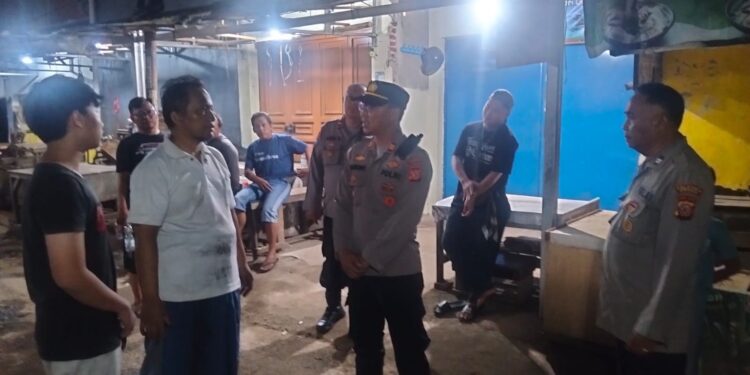 Kapolsek Losari, AKP. Sugiono, saat pengamanan kebakaran yang terjadi di Desa Losari Kidul, Kecamatan Losari, Kabupaten Cirebon, Minggu (25/01/2026) malam. Foto: Portalnusa.id