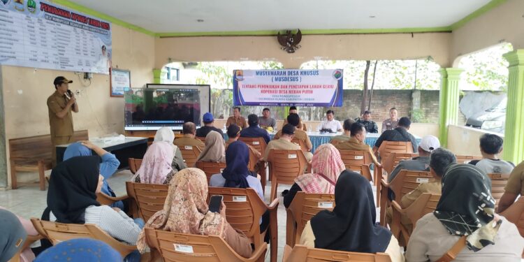 Pelaksanaan Musdesus Munduprsisir, Kecamatan Mundu, Kabupaten Cirebon, tentang penunjukan dan penetapan lahan gerai KAMU. Foto : Portalnusa.id