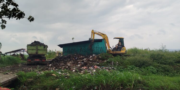Armada Truk dari DLH Kabupaten Cirebon angkut sampah di Japura Kidul. Foto: Portalnusa.id