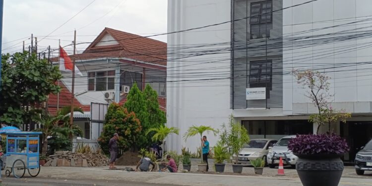 Sepekan setelah disidak Wali Kota Cirebon pengelola hotel masih perbaiki trotoar