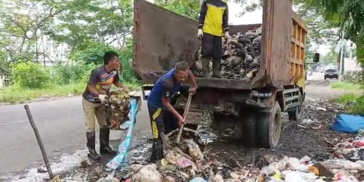 Tim Saber Sampah Liar DLH, Angkut Sampah Liar di Kanci.