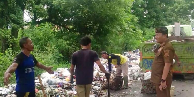 Warga dan Kuwu Kanci Sunaryo angkut sampah liar