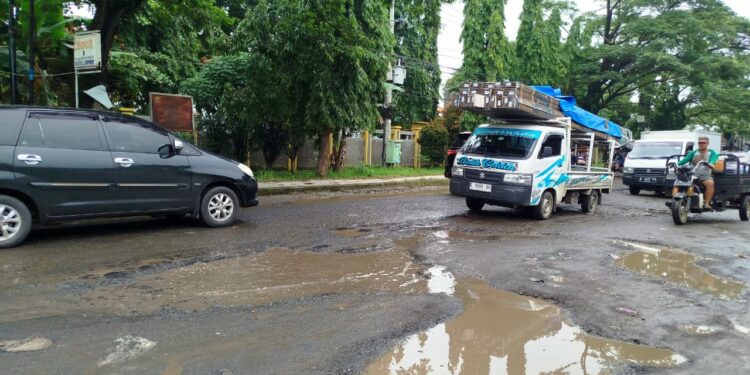 Jalan Kanci-Sindanglaut Rusak Parah