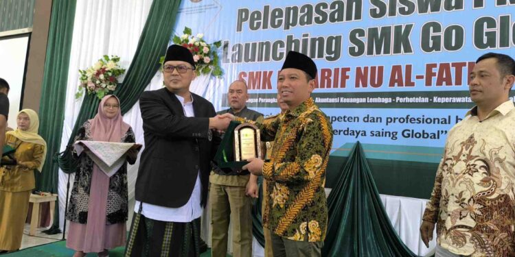 Anggota DPR RI, Zainul Munasichin menerima piagam apresiasi dari Kepala Sekolah SMK Ma'arif Al Fathonah Sukabumi, KH. Ridwan Subagja saat launching program SMK Go Global di Sukabumi