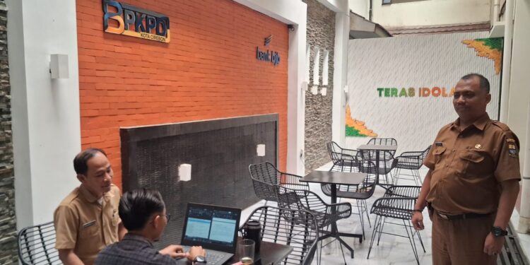 Sekretaris BPKPD Kota Cirebon Eko Budianto saat menunjukkan ruangan konsultasi untuk wajib pajak yang dinamai teras idola