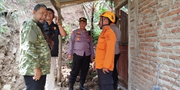Anggota BPBD Kabupaten Cirebon saat meninjau lokasi tebing longsor di Desa Gumulung Tonggoh