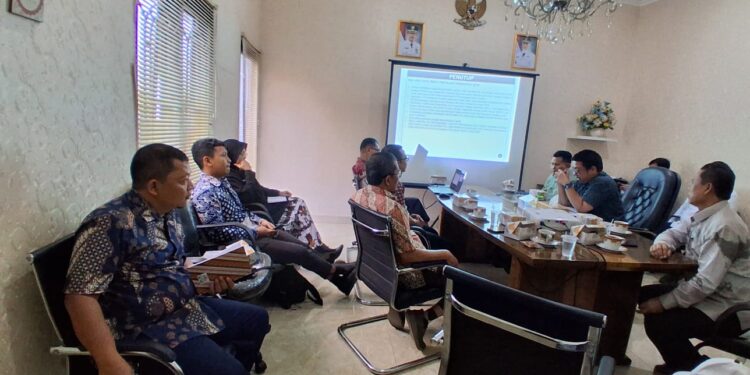 Komisi II DPRD Kota Cirebon Mendatangi PD Pembangunan untuk memastikan kepastian regulasi dan isu pemecatan pekerja.