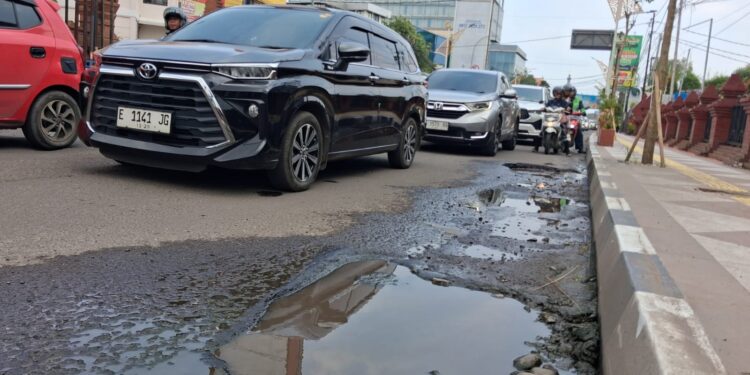 Jalan berlubang di Jalan Kartini masih belum diperbaiki