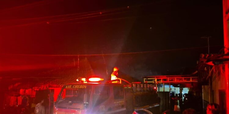 Sebuah rumah di Blok Jubin Barat, Desa Bandengan, Kecamatan Mundu ludes dilalap si jago merah pada Senin malam (23/02/2026).