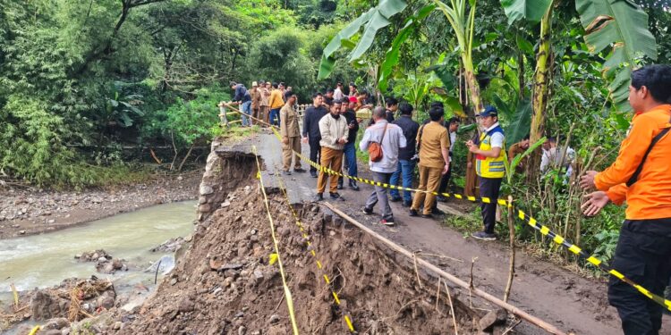 Jajaran Pemerintah Kota Cirebon dan Forkopimda saat meninjau lokasi jembatan Lebakngok yang mengkhawatirkan.
