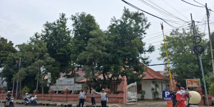 Kabel Fiber Optik yang menjutai rendah di Jalan Siliwangi mulai dirapikan.