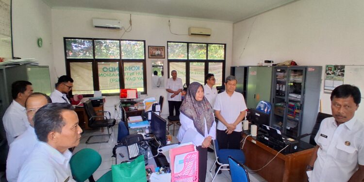 Wali Kota Cirebon Effendi Edo didampingi Sekda dan Asisten saat sidak ke Kantor Dinas Ketenaga Kerjaan (Disnaker).