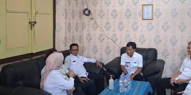 Wali Kota Cirebon Effendi Edo didampingi beberapa pejabat eselon II saat sidak ke kantor sementera Disnaker Kota Cirebon di bangunan eks kantor Dinas Perizinan.