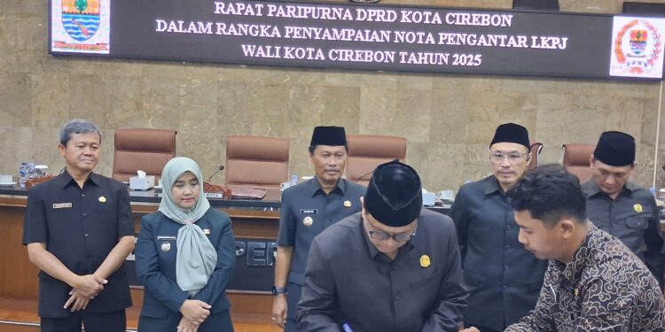 Rapat Paripurna DPRD Kota Cirebon dalam rangka penyampaian nota pengantar LKPJ Wali Kota Cirebon di ruangan Griya Sawala DPRD Kota Cirebon.