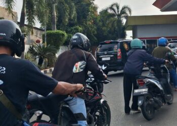 Warga Cirebon Serbu SPBU Jelang Kenaikan Harga BBM per 1 April