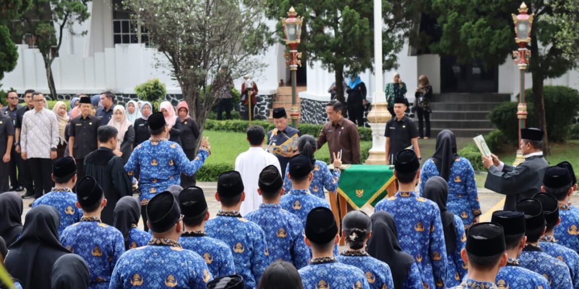Efendi Edo Serahkan SK dan Ambil Sumpah Ratusan ASN Pemkot Cirebon