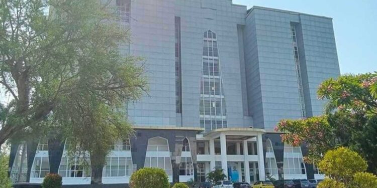 Gedung Setda Kota Cirebon (8 lantai) masih digunakan dan akan dikosongkan  karena mengalami kerusakan struktural serius akibat korupsi proyek pembangunan (2016-2018) senilai Rp86 miliar, yang merugikan negara sekitar Rp26,5 miliar.