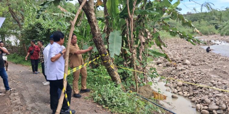 Wali Kota Cirebon Effendi Edo saat meninjau langsung pekerjaan normalisasi Sungai Lebakngok do Argasunya
