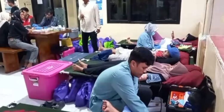 Kuwu Sunber Kidul, Wargono, ( berdiri) saat memantau pelaksanaan donor darah di desanya