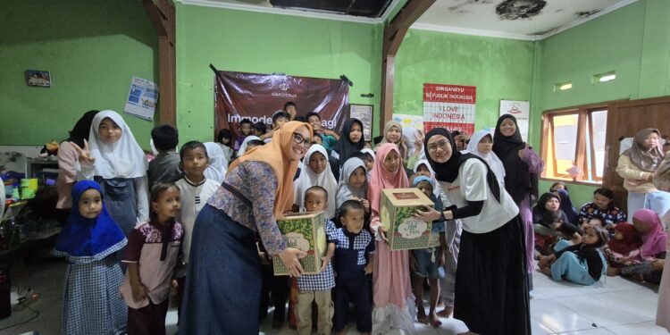 Ketua Kadin Eti Herawati  foto bersama anak yatim piatu dalam kegiatan Bakti Sosial Sinergi Kadin dengan Immoderma.