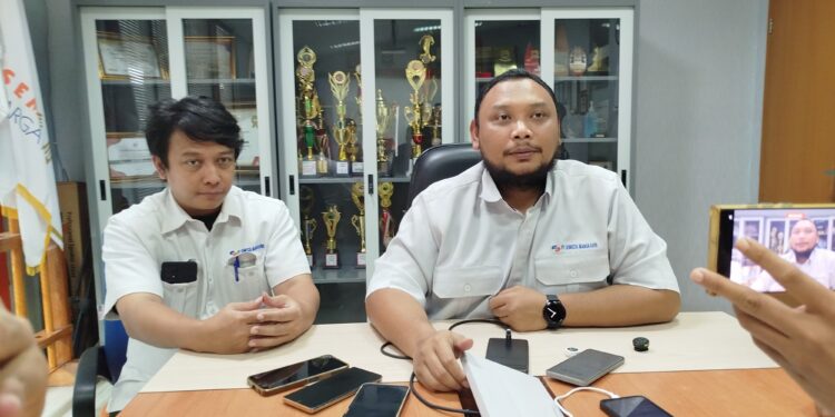 Manager Operasional PT SMR Kanci-Pejagan, Fadli Firmandani, ( kanan). didampingi Supervisor Pemeliharaan PT SMR, Heru, saat konferensi pers.