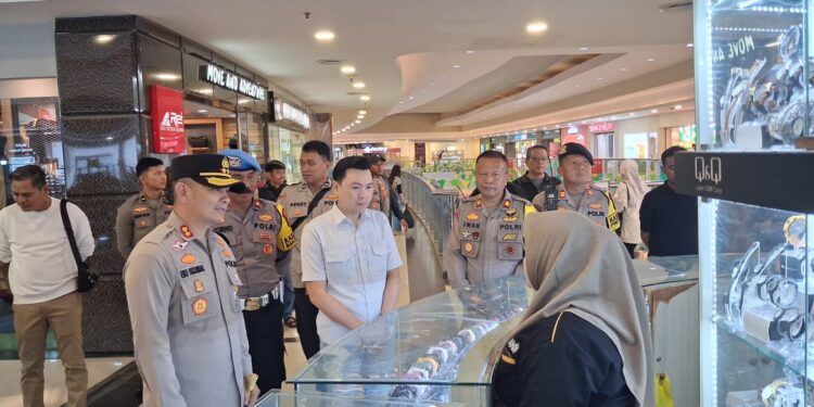 Kapolres Cirebon Kota AKBP Eko Iskandar saat sidak di Grage Mall
