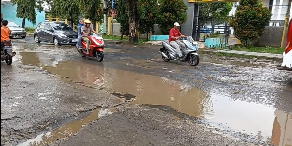 Jalan Kanci-Sindanglaut Rusak Parah